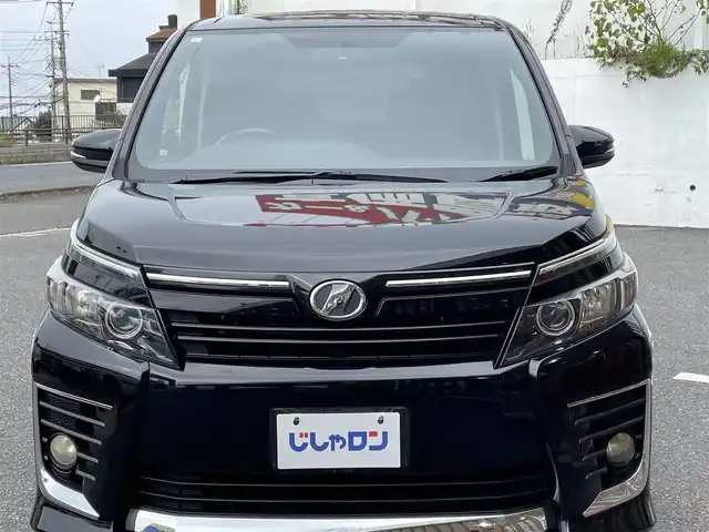 トヨタ ヴォクシー ZS 千葉県 2015(平27)年 13.6万km ブラック (株)IDOMが運営する【じしゃロン八千代店】の自社ローン対象車両になります。こちらは現金またはオートローンご利用時の価格です。自社ローンご希望の方は別途その旨お申付け下さい/両側パワースライドドア/LEDヘッドライト/ETC/Bluetooth接続