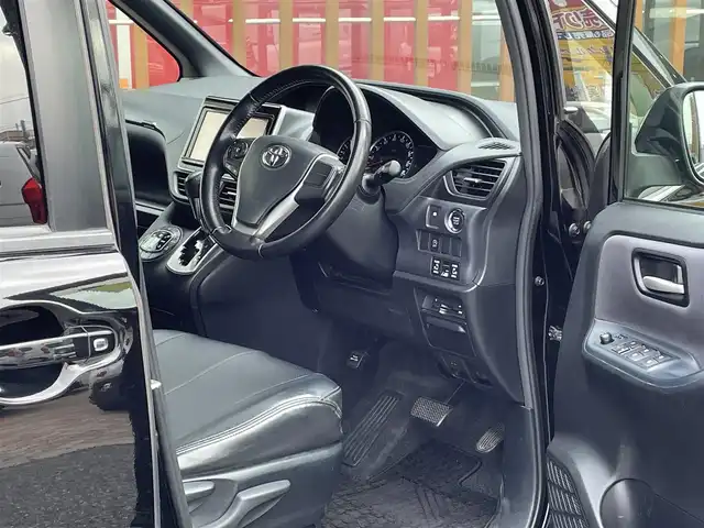 トヨタ ヴォクシー ZS 千葉県 2015(平27)年 13.6万km ブラック (株)IDOMが運営する【じしゃロン八千代店】の自社ローン対象車両になります。こちらは現金またはオートローンご利用時の価格です。自社ローンご希望の方は別途その旨お申付け下さい/両側パワースライドドア/LEDヘッドライト/ETC/Bluetooth接続