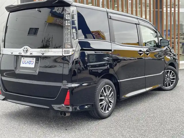 トヨタ ヴォクシー ZS 千葉県 2015(平27)年 13.6万km ブラック (株)IDOMが運営する【じしゃロン八千代店】の自社ローン対象車両になります。こちらは現金またはオートローンご利用時の価格です。自社ローンご希望の方は別途その旨お申付け下さい/両側パワースライドドア/LEDヘッドライト/ETC/Bluetooth接続