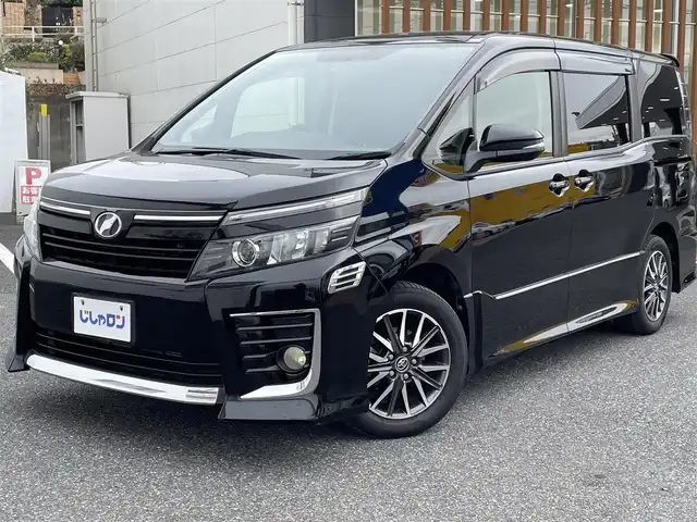 トヨタ ヴォクシー ZS 千葉県 2015(平27)年 13.6万km ブラック (株)IDOMが運営する【じしゃロン八千代店】の自社ローン対象車両になります。こちらは現金またはオートローンご利用時の価格です。自社ローンご希望の方は別途その旨お申付け下さい/両側パワースライドドア/LEDヘッドライト/ETC/Bluetooth接続