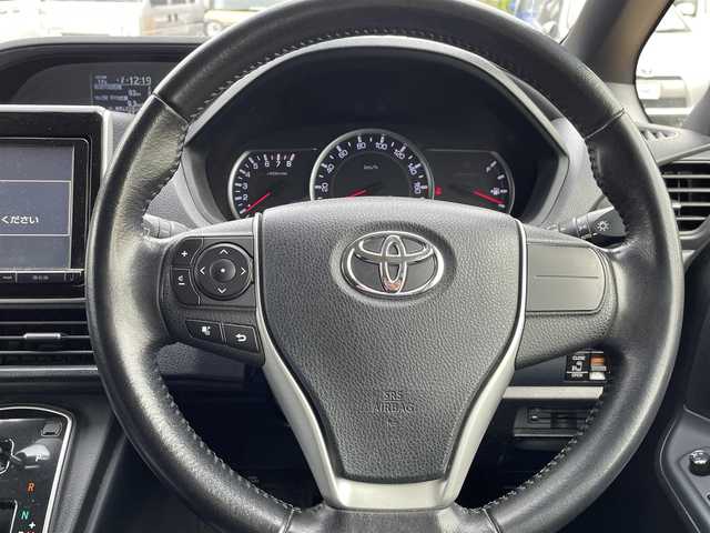 トヨタ ヴォクシー ZS 千葉県 2015(平27)年 13.6万km ブラック (株)IDOMが運営する【じしゃロン八千代店】の自社ローン対象車両になります。こちらは現金またはオートローンご利用時の価格です。自社ローンご希望の方は別途その旨お申付け下さい/両側パワースライドドア/LEDヘッドライト/ETC/Bluetooth接続