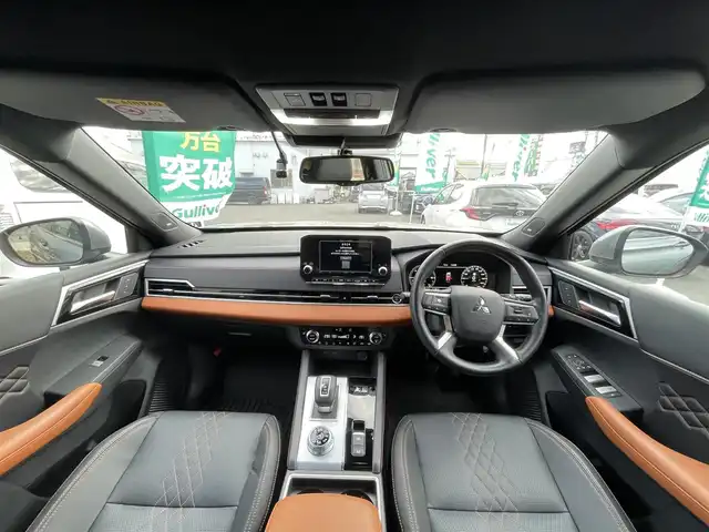 三菱 アウトランダー ＰＨＥＶ P 東京都 2022(令4)年 2.6万km グレー ワンオーナー/ナビゲーション/フルセグテレビ/ブルートゥース接続/USB接続/CarPLAY/全方位カメラ/ハンドルヒーター/シートヒーター/パワーバックドア/衝突軽減ブレーキ/車線逸脱警報/アダプティブクルーズ/パノラマルーフ/革シート/BOSEサラウンドシステム/保証書/取扱説明書/整備手帳