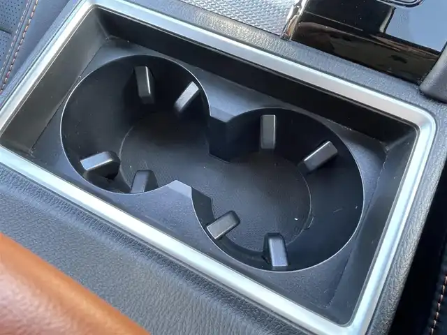 三菱 アウトランダー ＰＨＥＶ P 東京都 2022(令4)年 2.6万km グレー ワンオーナー/ナビゲーション/フルセグテレビ/ブルートゥース接続/USB接続/CarPLAY/全方位カメラ/ハンドルヒーター/シートヒーター/パワーバックドア/衝突軽減ブレーキ/車線逸脱警報/アダプティブクルーズ/パノラマルーフ/革シート/BOSEサラウンドシステム/保証書/取扱説明書/整備手帳