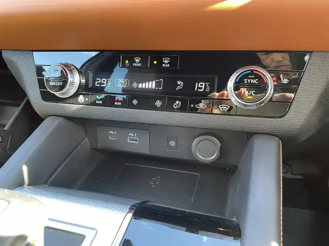 三菱 アウトランダー ＰＨＥＶ P 東京都 2022(令4)年 2.6万km グレー ワンオーナー/ナビゲーション/フルセグテレビ/ブルートゥース接続/USB接続/CarPLAY/全方位カメラ/ハンドルヒーター/シートヒーター/パワーバックドア/衝突軽減ブレーキ/車線逸脱警報/アダプティブクルーズ/パノラマルーフ/革シート/BOSEサラウンドシステム/保証書/取扱説明書/整備手帳