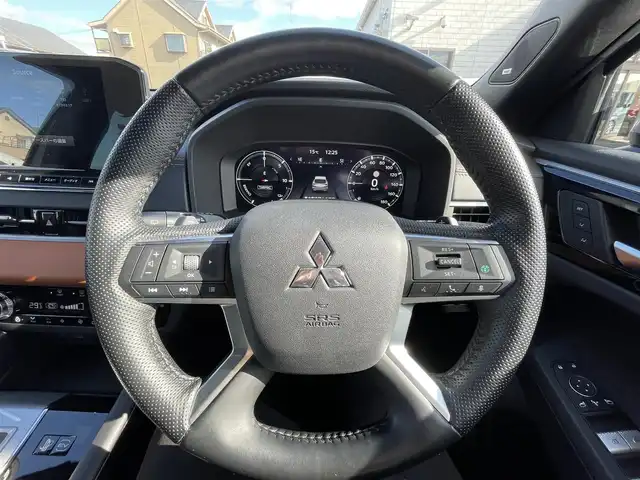 三菱 アウトランダー ＰＨＥＶ P 東京都 2022(令4)年 2.6万km グレー ワンオーナー/ナビゲーション/フルセグテレビ/ブルートゥース接続/USB接続/CarPLAY/全方位カメラ/ハンドルヒーター/シートヒーター/パワーバックドア/衝突軽減ブレーキ/車線逸脱警報/アダプティブクルーズ/パノラマルーフ/革シート/BOSEサラウンドシステム/保証書/取扱説明書/整備手帳