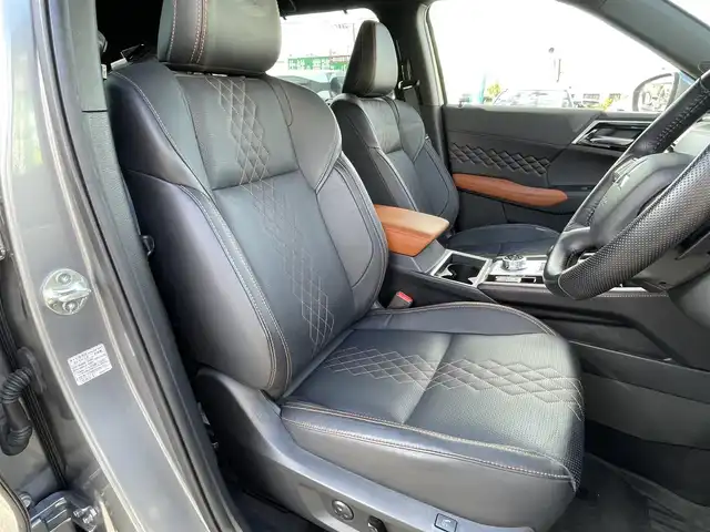 三菱 アウトランダー ＰＨＥＶ P 東京都 2022(令4)年 2.6万km グレー ワンオーナー/ナビゲーション/フルセグテレビ/ブルートゥース接続/USB接続/CarPLAY/全方位カメラ/ハンドルヒーター/シートヒーター/パワーバックドア/衝突軽減ブレーキ/車線逸脱警報/アダプティブクルーズ/パノラマルーフ/革シート/BOSEサラウンドシステム/保証書/取扱説明書/整備手帳