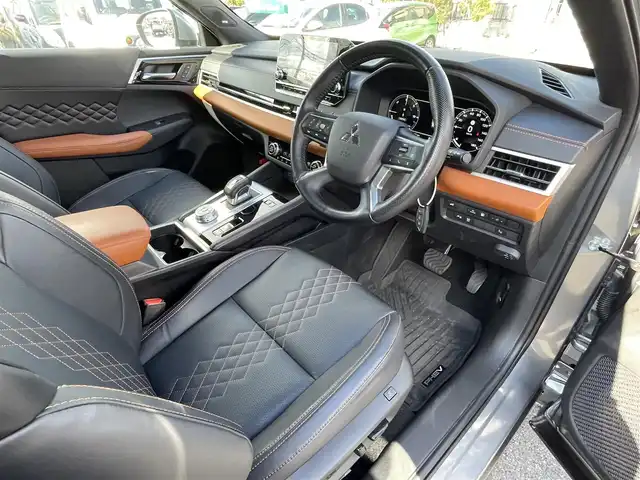 三菱 アウトランダー ＰＨＥＶ P 東京都 2022(令4)年 2.6万km グレー ワンオーナー/ナビゲーション/フルセグテレビ/ブルートゥース接続/USB接続/CarPLAY/全方位カメラ/ハンドルヒーター/シートヒーター/パワーバックドア/衝突軽減ブレーキ/車線逸脱警報/アダプティブクルーズ/パノラマルーフ/革シート/BOSEサラウンドシステム/保証書/取扱説明書/整備手帳