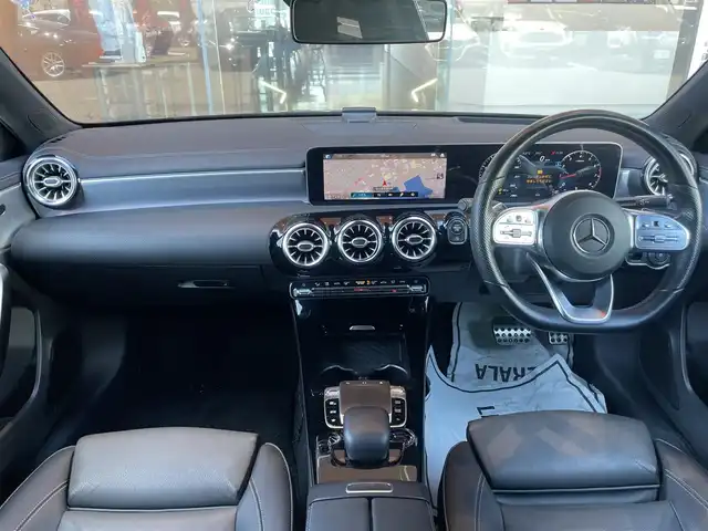 メルセデス・ベンツ Ａ１８０ スタイル AMGライン 鹿児島県 2019(平31)年 6.7万km コスモスブラック ・スマートキー/・プッシュスタート/・パノラマサンルーフ/・アクティブブレーキアシスト/・アクティブレーンキーピングアシスト/・レーンチェンジアシスト/・ブラインドスポットモニター/・道路標識アシスト/・クルーズコントロール(追従式)/・黒革シート/・前席パワーシート/・前席シートヒーター/・純正HDDナビ/　【Bluetooth・USB】/・フルセグTV/・全周囲カメラ/・ドライブレコーダー(前方録画)/・ヘッドアップディスプレイ/・LEDヘッドランプ/・純正マット/・保証書/取説