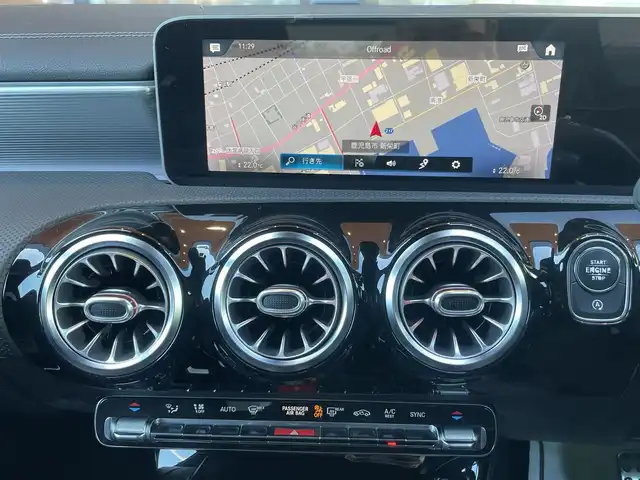 メルセデス・ベンツ Ａ１８０ スタイル AMGライン 鹿児島県 2019(平31)年 6.7万km コスモスブラック ・スマートキー/・プッシュスタート/・パノラマサンルーフ/・アクティブブレーキアシスト/・アクティブレーンキーピングアシスト/・レーンチェンジアシスト/・ブラインドスポットモニター/・道路標識アシスト/・クルーズコントロール(追従式)/・黒革シート/・前席パワーシート/・前席シートヒーター/・純正HDDナビ/　【Bluetooth・USB】/・フルセグTV/・全周囲カメラ/・ドライブレコーダー(前方録画)/・ヘッドアップディスプレイ/・LEDヘッドランプ/・純正マット/・保証書/取説
