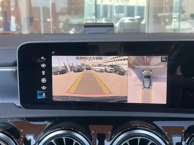 メルセデス・ベンツ Ａ１８０ スタイル AMGライン 鹿児島県 2019(平31)年 6.7万km コスモスブラック ・スマートキー/・プッシュスタート/・パノラマサンルーフ/・アクティブブレーキアシスト/・アクティブレーンキーピングアシスト/・レーンチェンジアシスト/・ブラインドスポットモニター/・道路標識アシスト/・クルーズコントロール(追従式)/・黒革シート/・前席パワーシート/・前席シートヒーター/・純正HDDナビ/　【Bluetooth・USB】/・フルセグTV/・全周囲カメラ/・ドライブレコーダー(前方録画)/・ヘッドアップディスプレイ/・LEDヘッドランプ/・純正マット/・保証書/取説