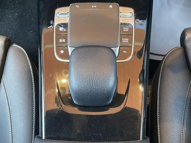 メルセデス・ベンツ Ａ１８０ スタイル AMGライン 鹿児島県 2019(平31)年 6.7万km コスモスブラック ・スマートキー/・プッシュスタート/・パノラマサンルーフ/・アクティブブレーキアシスト/・アクティブレーンキーピングアシスト/・レーンチェンジアシスト/・ブラインドスポットモニター/・道路標識アシスト/・クルーズコントロール(追従式)/・黒革シート/・前席パワーシート/・前席シートヒーター/・純正HDDナビ/　【Bluetooth・USB】/・フルセグTV/・全周囲カメラ/・ドライブレコーダー(前方録画)/・ヘッドアップディスプレイ/・LEDヘッドランプ/・純正マット/・保証書/取説
