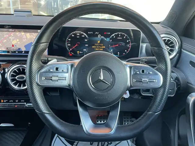 メルセデス・ベンツ Ａ１８０ スタイル AMGライン 鹿児島県 2019(平31)年 6.7万km コスモスブラック ・スマートキー/・プッシュスタート/・パノラマサンルーフ/・アクティブブレーキアシスト/・アクティブレーンキーピングアシスト/・レーンチェンジアシスト/・ブラインドスポットモニター/・道路標識アシスト/・クルーズコントロール(追従式)/・黒革シート/・前席パワーシート/・前席シートヒーター/・純正HDDナビ/　【Bluetooth・USB】/・フルセグTV/・全周囲カメラ/・ドライブレコーダー(前方録画)/・ヘッドアップディスプレイ/・LEDヘッドランプ/・純正マット/・保証書/取説