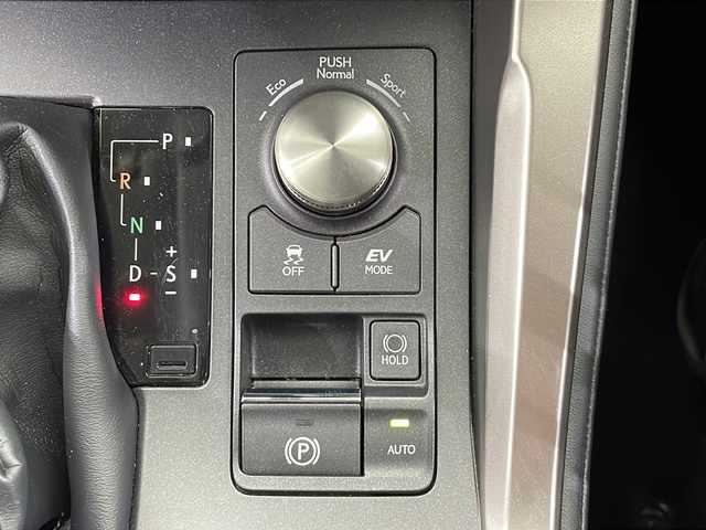 レクサス ＮＸ 300h Iパッケージ 栃木県 2020(令2)年 6.6万km グラファイトブラックガラスフレーク 三眼ヘッドライト/ムーンルーフ/エンジンスターター/純正ナビ/(フルセグTV・Bluetooth・CD・DVD・USB・SD)/バックカメラ/サイドカメラ/レクサスセーフティシステム+/　・衝突軽減システム/　・レーンキープアシストシステム/　・オートクルーズコントロール/　・オートハイビーム/前後コーナーセンサー/純正アルミホイール積込/ステアリングヒーター/シートヒーター/パワーシート/パワーバックドア/合皮シート/LEDオートライト/フォグランプ/純正フロアマット/電動パーキングブレーキ/ブレーキホールド/スペアキー2本/スマートキー/取扱説明書/保証書