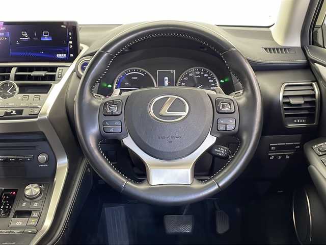 レクサス ＮＸ 300h Iパッケージ 栃木県 2020(令2)年 6.6万km グラファイトブラックガラスフレーク 三眼ヘッドライト/ムーンルーフ/エンジンスターター/純正ナビ/(フルセグTV・Bluetooth・CD・DVD・USB・SD)/バックカメラ/サイドカメラ/レクサスセーフティシステム+/　・衝突軽減システム/　・レーンキープアシストシステム/　・オートクルーズコントロール/　・オートハイビーム/前後コーナーセンサー/純正アルミホイール積込/ステアリングヒーター/シートヒーター/パワーシート/パワーバックドア/合皮シート/LEDオートライト/フォグランプ/純正フロアマット/電動パーキングブレーキ/ブレーキホールド/スペアキー2本/スマートキー/取扱説明書/保証書