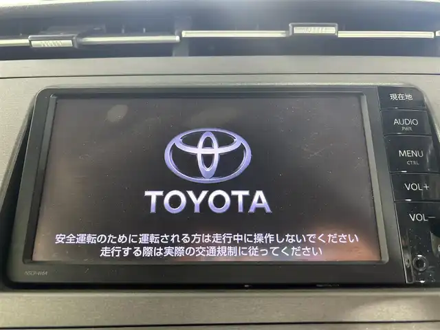 トヨタ プリウス S 佐賀県 2014(平26)年 10万km シルバーM 純正7インチナビ/BT/CD/DVD/AM/FM/ワンセグTV/バックカメラ/フルオートパワーウィンドウ/ステアリングリモコン/HIDヘッドライト/フォグランプ/車両接近通報装置/オートライト/フロアマット/スマートキー/スペアキ―