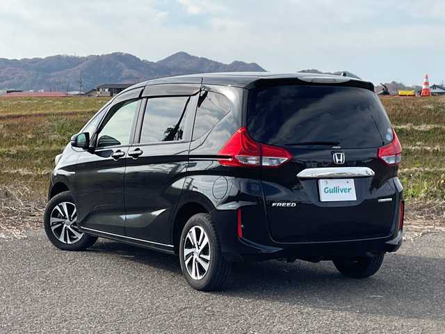 ホンダ フリード ハイブリット G ホンダセンシング 新潟県 2017(平29)年 5.3万km クリスタルブラックパール 4WD/純正9インチSDナビ（VXM-185VFNi）/CD/DVD/BT/フルセグテレビ/SDミュージックサーバー/バックカメラ/ETC/ドライブレコーダー/衝突被害軽減ブレーキ/レーンキープアシスト/レーダークルーズコントロール/両側パワースライドドア/半革シート/シートヒーター/ステアリングスイッチ/スマートキー/プッシュスタート/LEDヘッドライト/オートライト/フォグランプ/純正15インチアルミホイール