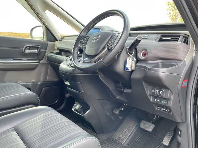 ホンダ フリード ハイブリット G ホンダセンシング 新潟県 2017(平29)年 5.3万km クリスタルブラックパール 4WD/純正9インチSDナビ（VXM-185VFNi）/CD/DVD/BT/フルセグテレビ/SDミュージックサーバー/バックカメラ/ETC/ドライブレコーダー/衝突被害軽減ブレーキ/レーンキープアシスト/レーダークルーズコントロール/両側パワースライドドア/半革シート/シートヒーター/ステアリングスイッチ/スマートキー/プッシュスタート/LEDヘッドライト/オートライト/フォグランプ/純正15インチアルミホイール