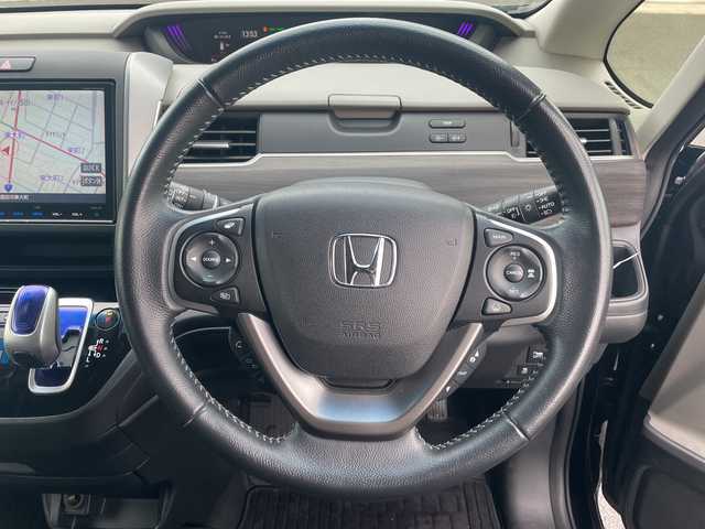 ホンダ フリード ハイブリット G ホンダセンシング 山形県 2017(平29)年 5.3万km クリスタルブラックパール 4WD/純正9インチSDナビ（VXM-185VFNi）/CD/DVD/BT/フルセグテレビ/SDミュージックサーバー/バックカメラ/ETC/ドライブレコーダー/衝突被害軽減ブレーキ/レーンキープアシスト/レーダークルーズコントロール/両側パワースライドドア/半革シート/シートヒーター/ステアリングスイッチ/スマートキー/プッシュスタート/LEDヘッドライト/オートライト/フォグランプ/純正15インチアルミホイール