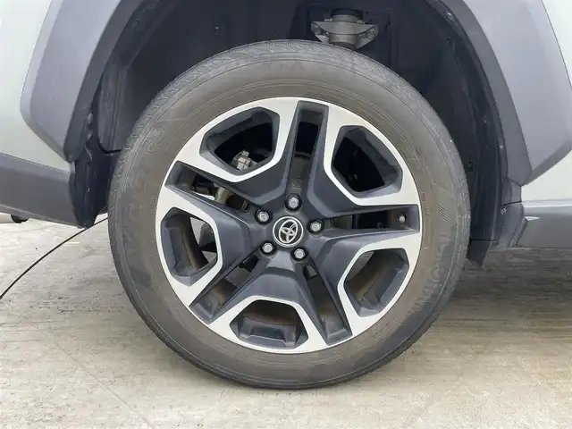 トヨタ ＲＡＶ４ アドベンチャー 岡山県 2019(令1)年 4.5万km アッシュグレーメタリック/アーバンカーキ 純正ナビ/（CD/DVD/BT/フルセグ)/衝突軽減ブレーキ/追従型クルーズコントロール/ブランドスポットモニター/コーナーセンサー（前・後）/レーンキープアシスト/踏み間違い防止/ダウンヒルアシスト/ビルトインＥＴＣ/シートヒーター(運転席・助手席）/エアシート（運転席・助手席）/シートリフター/ステアリングヒーター/ステアリングスイッチ/チルトステアリング/パワーシート/ＬＥＤヘッドライト/オートライト/バックカメラ/プッシュスタート/ルーフレール/スマートキー×2/純正フロアマット/純正19インチAW/ISOFIX/ウインカーミラー/ドアバイザー/新車保証書/取扱説明書