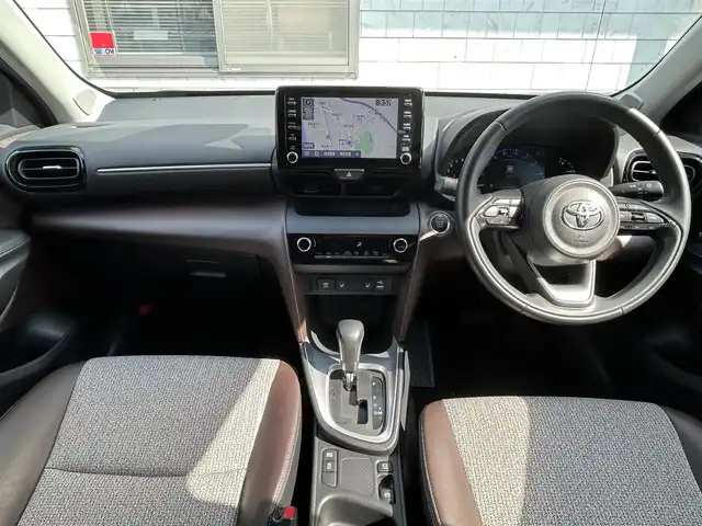 トヨタ ヤリスクロス Z 福岡県 2021(令3)年 1.7万km ブラックマイカ/ホワイトパールクリスタルシャイン 2トーン ブラックマイカ/ホワイトパールクリスタルシャイン2トーン/純正8インチディスプレイオーディオ/　(AM/FM/Miracast/Bluetooth/ナビキット)/バックカメラ/パノラミックビューモニター/トヨタセーフテーセンス/・プリクラッシュセーフティ/・レーントレーシングアシスト/・レーダークルーズコントロール/・オートマッチックハイビーム/・ロードサインアシスト/・先行車発進告知機能/オートマチックハイビーム/オートライト/コーナーセンサー/クリアランスソナー/ブラインドスポットモニター/横滑り防止装置/純正18インチアルミホイール/パワーバックドア/茶色ハーフレザーシート/パワーシート（D席）/シートヒーター（D/N）/ビルトインETC/純正フロアマット/ISOFIX/USB端子×2/プッシュスタート/電格ウィンカーミラー/盗難防止装置/保証書/取扱説明書/ナビ取扱説明書