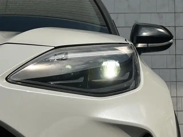 トヨタ ヤリスクロス Z 福岡県 2021(令3)年 1.7万km ブラックマイカ/ホワイトパールクリスタルシャイン 2トーン ブラックマイカ/ホワイトパールクリスタルシャイン2トーン/純正8インチディスプレイオーディオ/　(AM/FM/Miracast/Bluetooth/ナビキット)/バックカメラ/パノラミックビューモニター/トヨタセーフテーセンス/・プリクラッシュセーフティ/・レーントレーシングアシスト/・レーダークルーズコントロール/・オートマッチックハイビーム/・ロードサインアシスト/・先行車発進告知機能/オートマチックハイビーム/オートライト/コーナーセンサー/クリアランスソナー/ブラインドスポットモニター/横滑り防止装置/純正18インチアルミホイール/パワーバックドア/茶色ハーフレザーシート/パワーシート（D席）/シートヒーター（D/N）/ビルトインETC/純正フロアマット/ISOFIX/USB端子×2/プッシュスタート/電格ウィンカーミラー/盗難防止装置/保証書/取扱説明書/ナビ取扱説明書