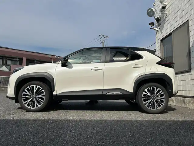 トヨタ ヤリスクロス Z 福岡県 2021(令3)年 1.7万km ブラックマイカ/ホワイトパールクリスタルシャイン 2トーン ブラックマイカ/ホワイトパールクリスタルシャイン2トーン/純正8インチディスプレイオーディオ/　(AM/FM/Miracast/Bluetooth/ナビキット)/バックカメラ/パノラミックビューモニター/トヨタセーフテーセンス/・プリクラッシュセーフティ/・レーントレーシングアシスト/・レーダークルーズコントロール/・オートマッチックハイビーム/・ロードサインアシスト/・先行車発進告知機能/オートマチックハイビーム/オートライト/コーナーセンサー/クリアランスソナー/ブラインドスポットモニター/横滑り防止装置/純正18インチアルミホイール/パワーバックドア/茶色ハーフレザーシート/パワーシート（D席）/シートヒーター（D/N）/ビルトインETC/純正フロアマット/ISOFIX/USB端子×2/プッシュスタート/電格ウィンカーミラー/盗難防止装置/保証書/取扱説明書/ナビ取扱説明書