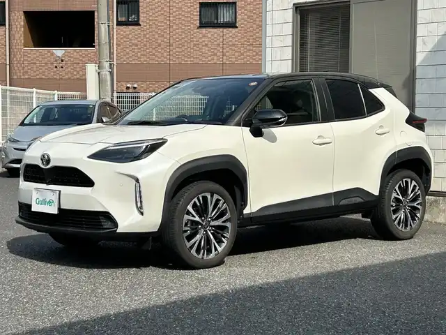 トヨタ ヤリスクロス Z 福岡県 2021(令3)年 1.7万km ブラックマイカ/ホワイトパールクリスタルシャイン 2トーン ブラックマイカ/ホワイトパールクリスタルシャイン2トーン/純正8インチディスプレイオーディオ/　(AM/FM/Miracast/Bluetooth/ナビキット)/バックカメラ/パノラミックビューモニター/トヨタセーフテーセンス/・プリクラッシュセーフティ/・レーントレーシングアシスト/・レーダークルーズコントロール/・オートマッチックハイビーム/・ロードサインアシスト/・先行車発進告知機能/オートマチックハイビーム/オートライト/コーナーセンサー/クリアランスソナー/ブラインドスポットモニター/横滑り防止装置/純正18インチアルミホイール/パワーバックドア/茶色ハーフレザーシート/パワーシート（D席）/シートヒーター（D/N）/ビルトインETC/純正フロアマット/ISOFIX/USB端子×2/プッシュスタート/電格ウィンカーミラー/盗難防止装置/保証書/取扱説明書/ナビ取扱説明書