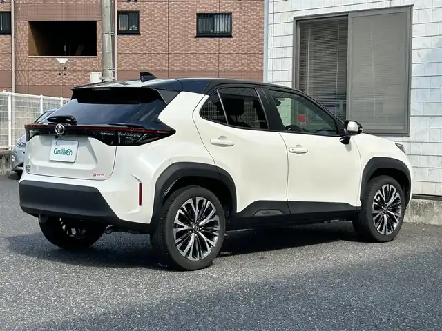トヨタ ヤリスクロス Z 福岡県 2021(令3)年 1.7万km ブラックマイカ/ホワイトパールクリスタルシャイン 2トーン ブラックマイカ/ホワイトパールクリスタルシャイン2トーン/純正8インチディスプレイオーディオ/　(AM/FM/Miracast/Bluetooth/ナビキット)/バックカメラ/パノラミックビューモニター/トヨタセーフテーセンス/・プリクラッシュセーフティ/・レーントレーシングアシスト/・レーダークルーズコントロール/・オートマッチックハイビーム/・ロードサインアシスト/・先行車発進告知機能/オートマチックハイビーム/オートライト/コーナーセンサー/クリアランスソナー/ブラインドスポットモニター/横滑り防止装置/純正18インチアルミホイール/パワーバックドア/茶色ハーフレザーシート/パワーシート（D席）/シートヒーター（D/N）/ビルトインETC/純正フロアマット/ISOFIX/USB端子×2/プッシュスタート/電格ウィンカーミラー/盗難防止装置/保証書/取扱説明書/ナビ取扱説明書