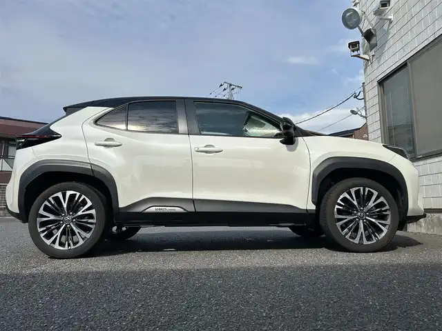 トヨタ ヤリスクロス Z 福岡県 2021(令3)年 1.7万km ブラックマイカ/ホワイトパールクリスタルシャイン 2トーン ブラックマイカ/ホワイトパールクリスタルシャイン2トーン/純正8インチディスプレイオーディオ/　(AM/FM/Miracast/Bluetooth/ナビキット)/バックカメラ/パノラミックビューモニター/トヨタセーフテーセンス/・プリクラッシュセーフティ/・レーントレーシングアシスト/・レーダークルーズコントロール/・オートマッチックハイビーム/・ロードサインアシスト/・先行車発進告知機能/オートマチックハイビーム/オートライト/コーナーセンサー/クリアランスソナー/ブラインドスポットモニター/横滑り防止装置/純正18インチアルミホイール/パワーバックドア/茶色ハーフレザーシート/パワーシート（D席）/シートヒーター（D/N）/ビルトインETC/純正フロアマット/ISOFIX/USB端子×2/プッシュスタート/電格ウィンカーミラー/盗難防止装置/保証書/取扱説明書/ナビ取扱説明書