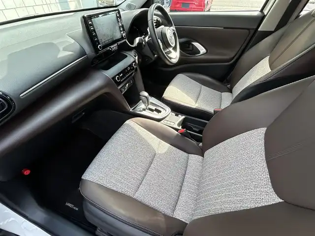 トヨタ ヤリスクロス Z 福岡県 2021(令3)年 1.7万km ブラックマイカ/ホワイトパールクリスタルシャイン 2トーン ブラックマイカ/ホワイトパールクリスタルシャイン2トーン/純正8インチディスプレイオーディオ/　(AM/FM/Miracast/Bluetooth/ナビキット)/バックカメラ/パノラミックビューモニター/トヨタセーフテーセンス/・プリクラッシュセーフティ/・レーントレーシングアシスト/・レーダークルーズコントロール/・オートマッチックハイビーム/・ロードサインアシスト/・先行車発進告知機能/オートマチックハイビーム/オートライト/コーナーセンサー/クリアランスソナー/ブラインドスポットモニター/横滑り防止装置/純正18インチアルミホイール/パワーバックドア/茶色ハーフレザーシート/パワーシート（D席）/シートヒーター（D/N）/ビルトインETC/純正フロアマット/ISOFIX/USB端子×2/プッシュスタート/電格ウィンカーミラー/盗難防止装置/保証書/取扱説明書/ナビ取扱説明書