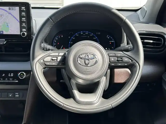 トヨタ ヤリスクロス Z 福岡県 2021(令3)年 1.7万km ブラックマイカ/ホワイトパールクリスタルシャイン 2トーン ブラックマイカ/ホワイトパールクリスタルシャイン2トーン/純正8インチディスプレイオーディオ/　(AM/FM/Miracast/Bluetooth/ナビキット)/バックカメラ/パノラミックビューモニター/トヨタセーフテーセンス/・プリクラッシュセーフティ/・レーントレーシングアシスト/・レーダークルーズコントロール/・オートマッチックハイビーム/・ロードサインアシスト/・先行車発進告知機能/オートマチックハイビーム/オートライト/コーナーセンサー/クリアランスソナー/ブラインドスポットモニター/横滑り防止装置/純正18インチアルミホイール/パワーバックドア/茶色ハーフレザーシート/パワーシート（D席）/シートヒーター（D/N）/ビルトインETC/純正フロアマット/ISOFIX/USB端子×2/プッシュスタート/電格ウィンカーミラー/盗難防止装置/保証書/取扱説明書/ナビ取扱説明書
