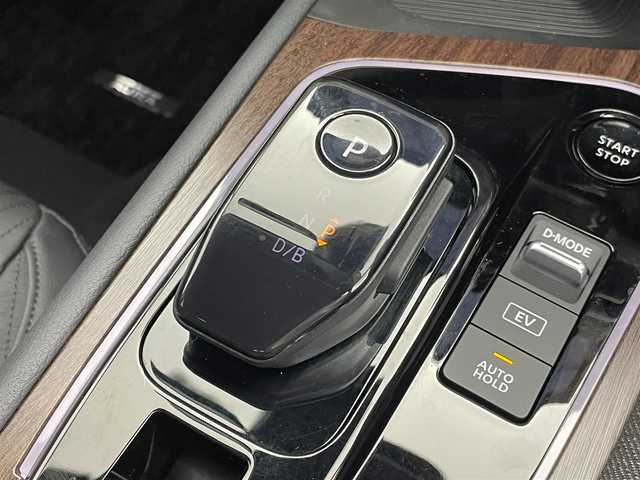 日産 オーラ G レザーエディション 群馬県 2024(令6)年 1.2万km ピュアホワイトパール ・純正９インチナビ/・アラウンドビューモニター/・衝突軽減/・レーンキープアシスト/・インテリジェントクルーズコントロール/・ステアリングヒーター/・置くだけ充電/・インテリジェントミラー/・前後ドライブレコーダー/・ETC2.0 /・BOSEサウンド/・レザーシート/・DN席シートヒーター/・純正フロアマット/・純正アルミホイール/・LEDヘッドライト/・スマートキー/・プッシュスタート