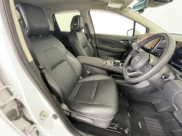 日産 オーラ G レザーエディション 群馬県 2024(令6)年 1.2万km ピュアホワイトパール ・純正９インチナビ/・アラウンドビューモニター/・衝突軽減/・レーンキープアシスト/・インテリジェントクルーズコントロール/・ステアリングヒーター/・置くだけ充電/・インテリジェントミラー/・前後ドライブレコーダー/・ETC2.0 /・BOSEサウンド/・レザーシート/・DN席シートヒーター/・純正フロアマット/・純正アルミホイール/・LEDヘッドライト/・スマートキー/・プッシュスタート