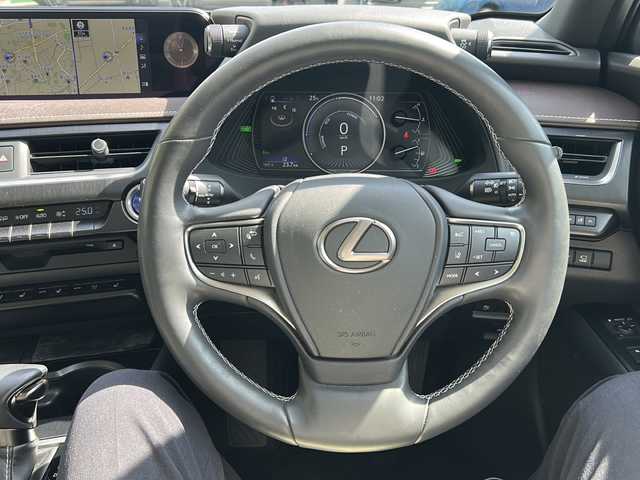 レクサス ＵＸ 250h バージョンL 大阪府 2019(令1)年 1.7万km マーキュリーグレーマイカ ワンオーナー/純正メモリナビ/フルセグテレビ/ETC/ドライブレコーダー/クルーズコントロール/衝突軽減ブレーキ/レーンキープアシスト/横滑り防止装置/盗難防止装置/電動パーキングブレーキ/コーナーセンサー/メモリシート（D席）/パワーシート（D席+N席）/エアシート（D席+N席）/シートヒーター（D席+N席）/LEDヘッドライト/オートライト/オートエアコン/プッシュスタートボタン/スマートキー×2/ステアリングリモコン/革巻きステアリング/純正18インチアルミホイール/12V充電器/USBジャック/純正フロアマット/保証書/取扱説明書