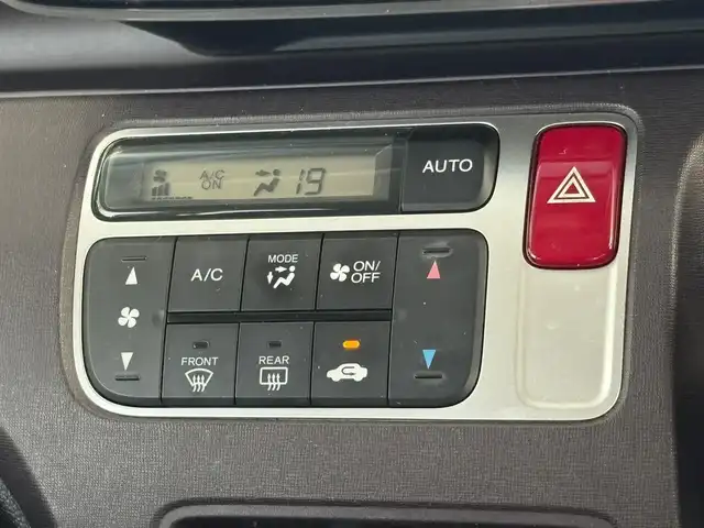 ホンダ Ｎ ＯＮＥ プレミアム Lパッケージ 埼玉県 2013(平25)年 9.6万km プレミアムホワイトパール (株)IDOMが運営する【じしゃロン鳩ヶ谷店】の自社ローン専用車両になりますこちらは現金またはオートローンご利用時の価格です。自社ローンご希望の方は別途その旨お申付け下さい/登録時95132km/純正SDナビ（Gathers VXM-122VFi）/・AM/FM/CD/DVD/MSV(SD)/BT/フルセグTV/バックカメラ/ETC/純正ドライブレコーダー/プッシュスタート/スマートキーx2/革巻ステアリング/・ステアリングリモコン/ECON/フォグランプ/電動格納機能付きウインカーミラー/純正14インチAW/ドアバイザー/純正フロアマット/取扱説明書