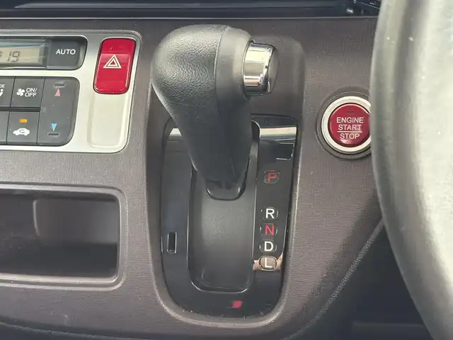 ホンダ Ｎ ＯＮＥ プレミアム Lパッケージ 埼玉県 2013(平25)年 9.6万km プレミアムホワイトパール (株)IDOMが運営する【じしゃロン鳩ヶ谷店】の自社ローン専用車両になりますこちらは現金またはオートローンご利用時の価格です。自社ローンご希望の方は別途その旨お申付け下さい/登録時95132km/純正SDナビ（Gathers VXM-122VFi）/・AM/FM/CD/DVD/MSV(SD)/BT/フルセグTV/バックカメラ/ETC/純正ドライブレコーダー/プッシュスタート/スマートキーx2/革巻ステアリング/・ステアリングリモコン/ECON/フォグランプ/電動格納機能付きウインカーミラー/純正14インチAW/ドアバイザー/純正フロアマット/取扱説明書