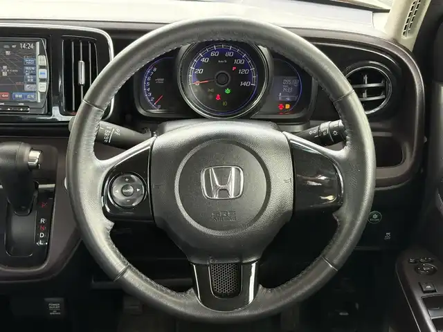 ホンダ Ｎ ＯＮＥ プレミアム Lパッケージ 埼玉県 2013(平25)年 9.6万km プレミアムホワイトパール (株)IDOMが運営する【じしゃロン鳩ヶ谷店】の自社ローン専用車両になりますこちらは現金またはオートローンご利用時の価格です。自社ローンご希望の方は別途その旨お申付け下さい/登録時95132km/純正SDナビ（Gathers VXM-122VFi）/・AM/FM/CD/DVD/MSV(SD)/BT/フルセグTV/バックカメラ/ETC/純正ドライブレコーダー/プッシュスタート/スマートキーx2/革巻ステアリング/・ステアリングリモコン/ECON/フォグランプ/電動格納機能付きウインカーミラー/純正14インチAW/ドアバイザー/純正フロアマット/取扱説明書