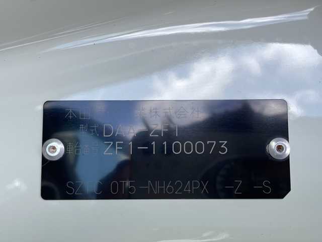 ホンダ ＣＲ－Ｚ αブラックレーベル 大阪府 2011(平23)年 8.6万km プレミアムホワイトパール Ｇａｔｈｅｒｓナビ/ＣＤ　/ＤＶＤ　/フルセグＴＶ　/バックカメラ　/全方位ドライブレコーダー　/ＨＫＳマフラー　/電格ミラー　/ウィンカーミラー　/ＥＴＣ　/オートライト/フォグランプ　/ローダウン　/オートエアコン　/横滑り防止装置