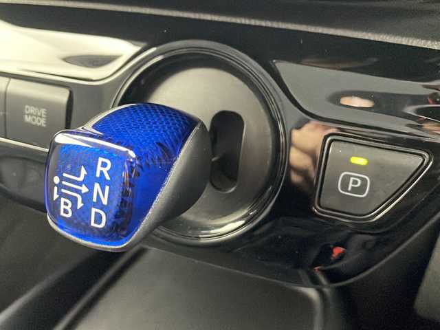 トヨタ プリウス Sツーリングセレクション 愛知県 2022(令4)年 4.9万km プラチナホワイトパールマイカ /純正9型ディスプレイオーディオ//AM/FM/USB/BT/Miracast//AppeleCarPlay/AndroidAuto//前席シートヒーター//レザーシート//バックカメラ//ビルトインETC//革巻きステアリング//ステアリングスイッチ//LEDオートライト//オートハイビーム//フォグランプ//トヨタセーフティセンス//PCS//LTA//ACC//RSA//PKSB//クリアランスソナー//ふらつき検知//横滑り防止装置//プッシュスタート//AC100V//トノカバー//純正フロアマット//ISOFIX//スマートキー