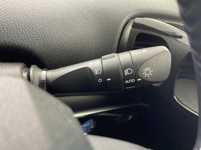 トヨタ プリウス Sツーリングセレクション 愛知県 2022(令4)年 4.9万km プラチナホワイトパールマイカ /純正9型ディスプレイオーディオ//AM/FM/USB/BT/Miracast//AppeleCarPlay/AndroidAuto//前席シートヒーター//レザーシート//バックカメラ//ビルトインETC//革巻きステアリング//ステアリングスイッチ//LEDオートライト//オートハイビーム//フォグランプ//トヨタセーフティセンス//PCS//LTA//ACC//RSA//PKSB//クリアランスソナー//ふらつき検知//横滑り防止装置//プッシュスタート//AC100V//トノカバー//純正フロアマット//ISOFIX//スマートキー