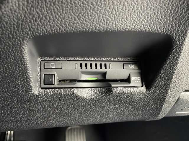 トヨタ プリウス Sツーリングセレクション 愛知県 2022(令4)年 4.9万km プラチナホワイトパールマイカ /純正9型ディスプレイオーディオ//AM/FM/USB/BT/Miracast//AppeleCarPlay/AndroidAuto//前席シートヒーター//レザーシート//バックカメラ//ビルトインETC//革巻きステアリング//ステアリングスイッチ//LEDオートライト//オートハイビーム//フォグランプ//トヨタセーフティセンス//PCS//LTA//ACC//RSA//PKSB//クリアランスソナー//ふらつき検知//横滑り防止装置//プッシュスタート//AC100V//トノカバー//純正フロアマット//ISOFIX//スマートキー