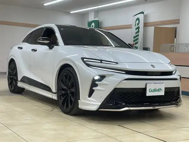 トヨタ クラウン スポーツ Z 道央・札幌 2024(令6)年 0.5万km プレシャスホワイトパール ・ワンオーナー/・４WD/・寒冷地仕様/・純正ナビ/フルセグTV/BT/・Miracast/・パノラミックビューモニター/【モデリスタエアロ】/　フロントスポイラー/　サイドスカート/　リヤスパッツ/　モデリスタミラーガーニッシュ/【純正オプション】/　オーバーフェンダー/　サイドエンブレム/・ガラスルーフ/・パワーバックドア/・ワイヤレス充電/・デジタルインナーミラー/・プリクラッシュセーフティ/・レーダークルーズコントロール/・レーンディパーチャーアラート/・ブラインドスポットモニター/・プロアクティブドライビングアシスト/・クリアランスソナー/・リヤクロストラフィックアラート/・後方車両接近告知/・リヤクロスディテクション/・パーキングサポートブレーキ/・周辺車両接近時サポート/・ロードサインアシスト/・ワイパーデアイサー/・オートマチックハイビーム/・ビルトインETC/・レザーシート/・前席パワーシート/・前席シートヒーター/ベンチレーション/・ステアリングヒーター/・パーキングアシスト/・横滑り防止/・LEDヘッドライト/・リヤフォグ/・ミラーヒーター/・冬タイヤ社外18インチAW積込