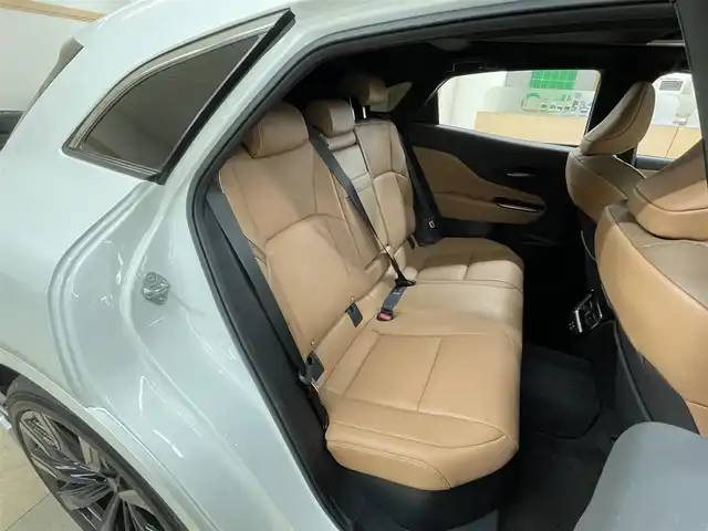 トヨタ クラウン スポーツ Z 道央・札幌 2024(令6)年 0.5万km プレシャスホワイトパール ・ワンオーナー/・４WD/・寒冷地仕様/・純正ナビ/フルセグTV/BT/・Miracast/・パノラミックビューモニター/【モデリスタエアロ】/　フロントスポイラー/　サイドスカート/　リヤスパッツ/　モデリスタミラーガーニッシュ/【純正オプション】/　オーバーフェンダー/　サイドエンブレム/・ガラスルーフ/・パワーバックドア/・ワイヤレス充電/・デジタルインナーミラー/・プリクラッシュセーフティ/・レーダークルーズコントロール/・レーンディパーチャーアラート/・ブラインドスポットモニター/・プロアクティブドライビングアシスト/・クリアランスソナー/・リヤクロストラフィックアラート/・後方車両接近告知/・リヤクロスディテクション/・パーキングサポートブレーキ/・周辺車両接近時サポート/・ロードサインアシスト/・ワイパーデアイサー/・オートマチックハイビーム/・ビルトインETC/・レザーシート/・前席パワーシート/・前席シートヒーター/ベンチレーション/・ステアリングヒーター/・パーキングアシスト/・横滑り防止/・LEDヘッドライト/・リヤフォグ/・ミラーヒーター/・冬タイヤ社外18インチAW積込