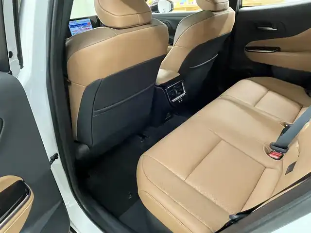 トヨタ クラウン スポーツ Z 道央・札幌 2024(令6)年 0.5万km プレシャスホワイトパール ・ワンオーナー/・４WD/・寒冷地仕様/・純正ナビ/フルセグTV/BT/・Miracast/・パノラミックビューモニター/【モデリスタエアロ】/　フロントスポイラー/　サイドスカート/　リヤスパッツ/　モデリスタミラーガーニッシュ/【純正オプション】/　オーバーフェンダー/　サイドエンブレム/・ガラスルーフ/・パワーバックドア/・ワイヤレス充電/・デジタルインナーミラー/・プリクラッシュセーフティ/・レーダークルーズコントロール/・レーンディパーチャーアラート/・ブラインドスポットモニター/・プロアクティブドライビングアシスト/・クリアランスソナー/・リヤクロストラフィックアラート/・後方車両接近告知/・リヤクロスディテクション/・パーキングサポートブレーキ/・周辺車両接近時サポート/・ロードサインアシスト/・ワイパーデアイサー/・オートマチックハイビーム/・ビルトインETC/・レザーシート/・前席パワーシート/・前席シートヒーター/ベンチレーション/・ステアリングヒーター/・パーキングアシスト/・横滑り防止/・LEDヘッドライト/・リヤフォグ/・ミラーヒーター/・冬タイヤ社外18インチAW積込