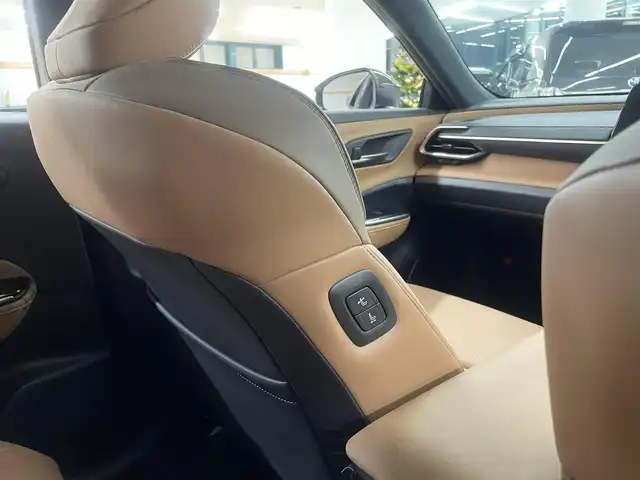 トヨタ クラウン スポーツ Z 道央・札幌 2024(令6)年 0.5万km プレシャスホワイトパール ・ワンオーナー/・４WD/・寒冷地仕様/・純正ナビ/フルセグTV/BT/・Miracast/・パノラミックビューモニター/【モデリスタエアロ】/　フロントスポイラー/　サイドスカート/　リヤスパッツ/　モデリスタミラーガーニッシュ/【純正オプション】/　オーバーフェンダー/　サイドエンブレム/・ガラスルーフ/・パワーバックドア/・ワイヤレス充電/・デジタルインナーミラー/・プリクラッシュセーフティ/・レーダークルーズコントロール/・レーンディパーチャーアラート/・ブラインドスポットモニター/・プロアクティブドライビングアシスト/・クリアランスソナー/・リヤクロストラフィックアラート/・後方車両接近告知/・リヤクロスディテクション/・パーキングサポートブレーキ/・周辺車両接近時サポート/・ロードサインアシスト/・ワイパーデアイサー/・オートマチックハイビーム/・ビルトインETC/・レザーシート/・前席パワーシート/・前席シートヒーター/ベンチレーション/・ステアリングヒーター/・パーキングアシスト/・横滑り防止/・LEDヘッドライト/・リヤフォグ/・ミラーヒーター/・冬タイヤ社外18インチAW積込