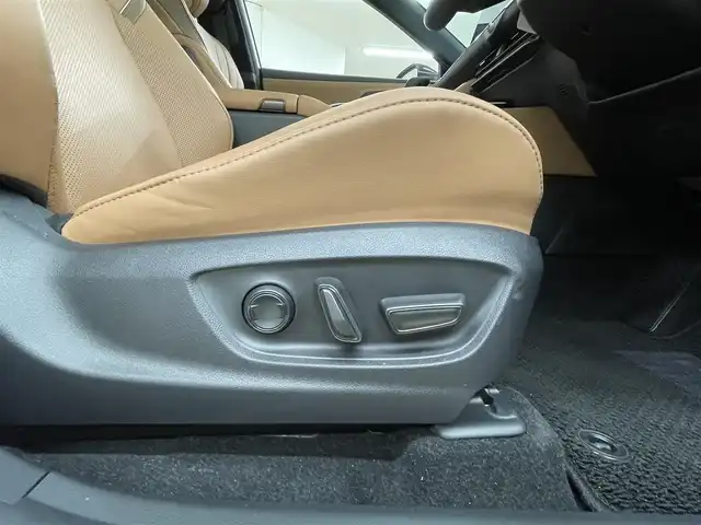 トヨタ クラウン スポーツ Z 道央・札幌 2024(令6)年 0.5万km プレシャスホワイトパール ・ワンオーナー/・４WD/・寒冷地仕様/・純正ナビ/フルセグTV/BT/・Miracast/・パノラミックビューモニター/【モデリスタエアロ】/　フロントスポイラー/　サイドスカート/　リヤスパッツ/　モデリスタミラーガーニッシュ/【純正オプション】/　オーバーフェンダー/　サイドエンブレム/・ガラスルーフ/・パワーバックドア/・ワイヤレス充電/・デジタルインナーミラー/・プリクラッシュセーフティ/・レーダークルーズコントロール/・レーンディパーチャーアラート/・ブラインドスポットモニター/・プロアクティブドライビングアシスト/・クリアランスソナー/・リヤクロストラフィックアラート/・後方車両接近告知/・リヤクロスディテクション/・パーキングサポートブレーキ/・周辺車両接近時サポート/・ロードサインアシスト/・ワイパーデアイサー/・オートマチックハイビーム/・ビルトインETC/・レザーシート/・前席パワーシート/・前席シートヒーター/ベンチレーション/・ステアリングヒーター/・パーキングアシスト/・横滑り防止/・LEDヘッドライト/・リヤフォグ/・ミラーヒーター/・冬タイヤ社外18インチAW積込