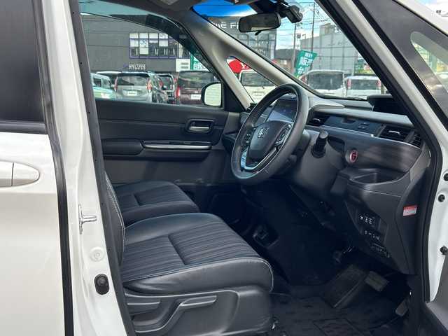 ホンダ フリード ハイブリット EX 石川県 2017(平29)年 6万km ホワイトオーキッドパール 純正SDナビ（DVD再生機能有）/ETC/ドライブレコーダー/Bluetooth/バックカメラ/フルセグTV/シートヒーター/ハーフレザーシート/衝突警報装置/レーンアシスト/両側パワースライドドア/LEDヘッドライト/レーダークルーズコントロール/スマートキー/純正15インチアルミ