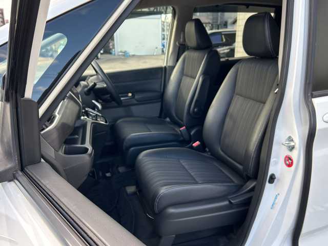 ホンダ フリード ハイブリット EX 石川県 2017(平29)年 6万km ホワイトオーキッドパール 純正SDナビ（DVD再生機能有）/ETC/ドライブレコーダー/Bluetooth/バックカメラ/フルセグTV/シートヒーター/ハーフレザーシート/衝突警報装置/レーンアシスト/両側パワースライドドア/LEDヘッドライト/レーダークルーズコントロール/スマートキー/純正15インチアルミ