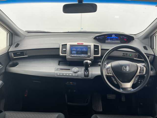 ホンダ フリード スパイク ハイブリット ジャストセレクション 千葉県 2012(平24)年 7.4万km スーパープラチナメタリック クルーズコントロール/純正メモリナビ/（ワンセグ/CD/DVD/FM/AM）/バックカメラ/アイドリングストップ/ETC/スマートキー/ステアリングスイッチ/両側パワースライドドア/純正フロアマット/キセノンヘッドライト