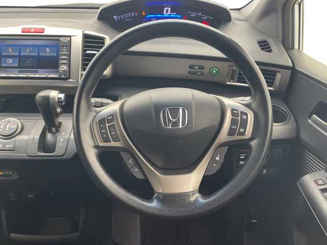 ホンダ フリード スパイク ハイブリット ジャストセレクション 千葉県 2012(平24)年 7.4万km スーパープラチナメタリック クルーズコントロール/純正メモリナビ/（ワンセグ/CD/DVD/FM/AM）/バックカメラ/アイドリングストップ/ETC/スマートキー/ステアリングスイッチ/両側パワースライドドア/純正フロアマット/キセノンヘッドライト